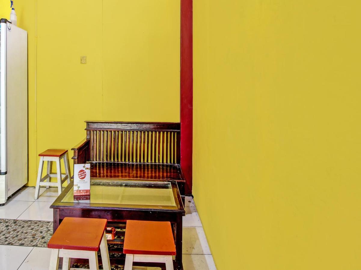 Capital O 91690 Moza Guest House Klaten Esterno foto