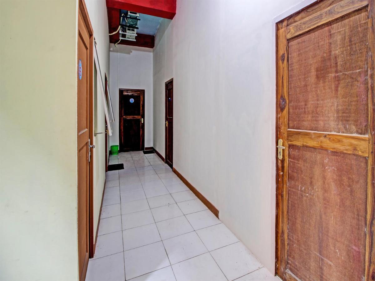 Capital O 91690 Moza Guest House Klaten Esterno foto