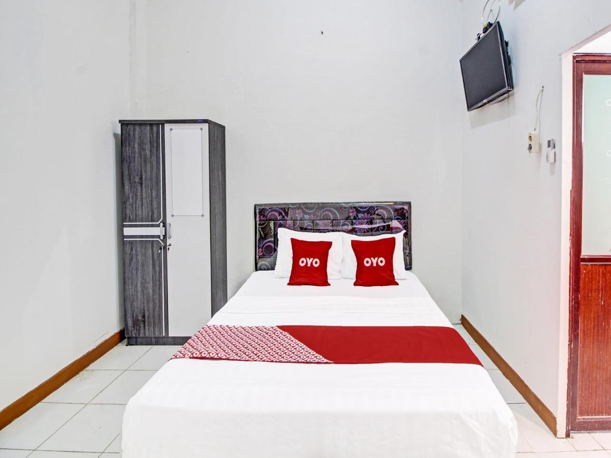 Capital O 91690 Moza Guest House Klaten Esterno foto