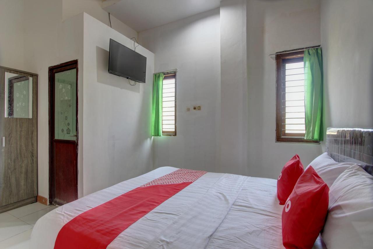 Capital O 91690 Moza Guest House Klaten Esterno foto