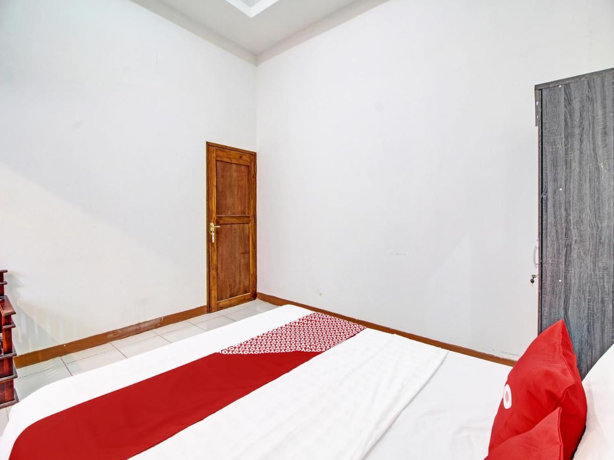 Capital O 91690 Moza Guest House Klaten Esterno foto